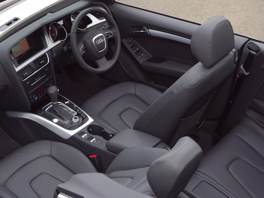 Интерьер Audi A5 Cabriolet 2.0T 2009 года  (AU) (фото 12 из 22)